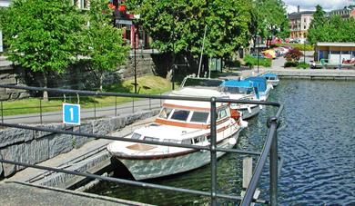 båter som ligger på Hjellebrygge gjestehavn i Skien