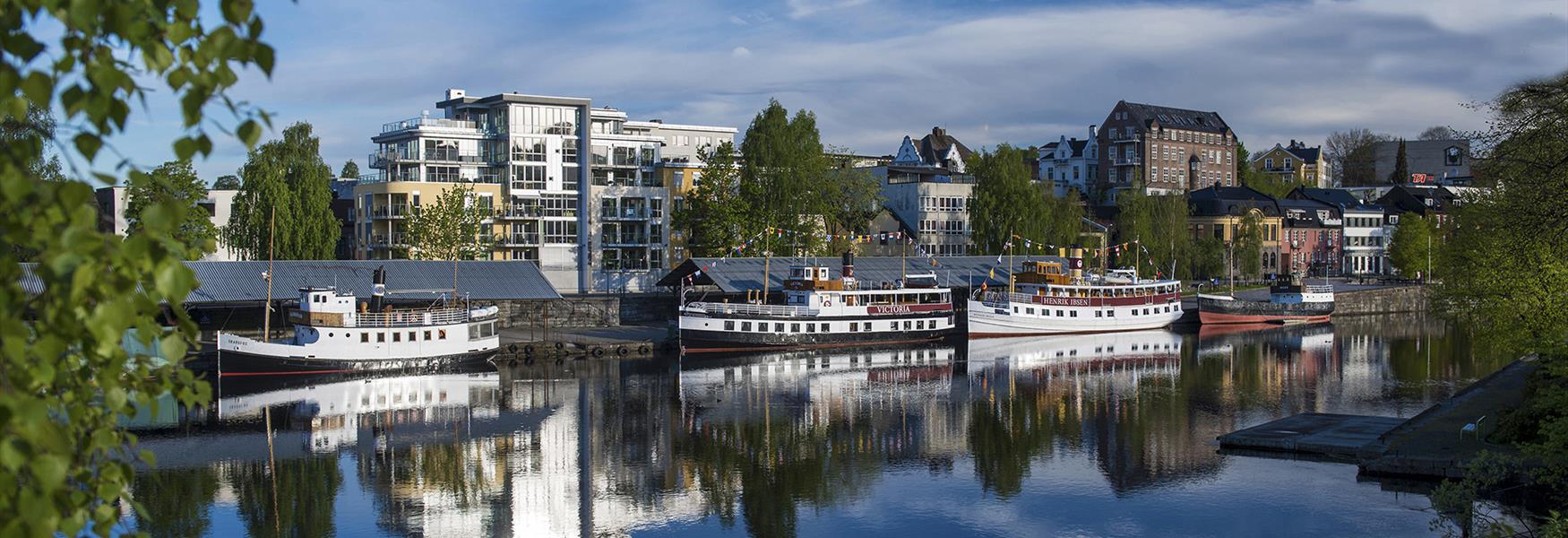 Båtene på Hjellebrygga i Skien