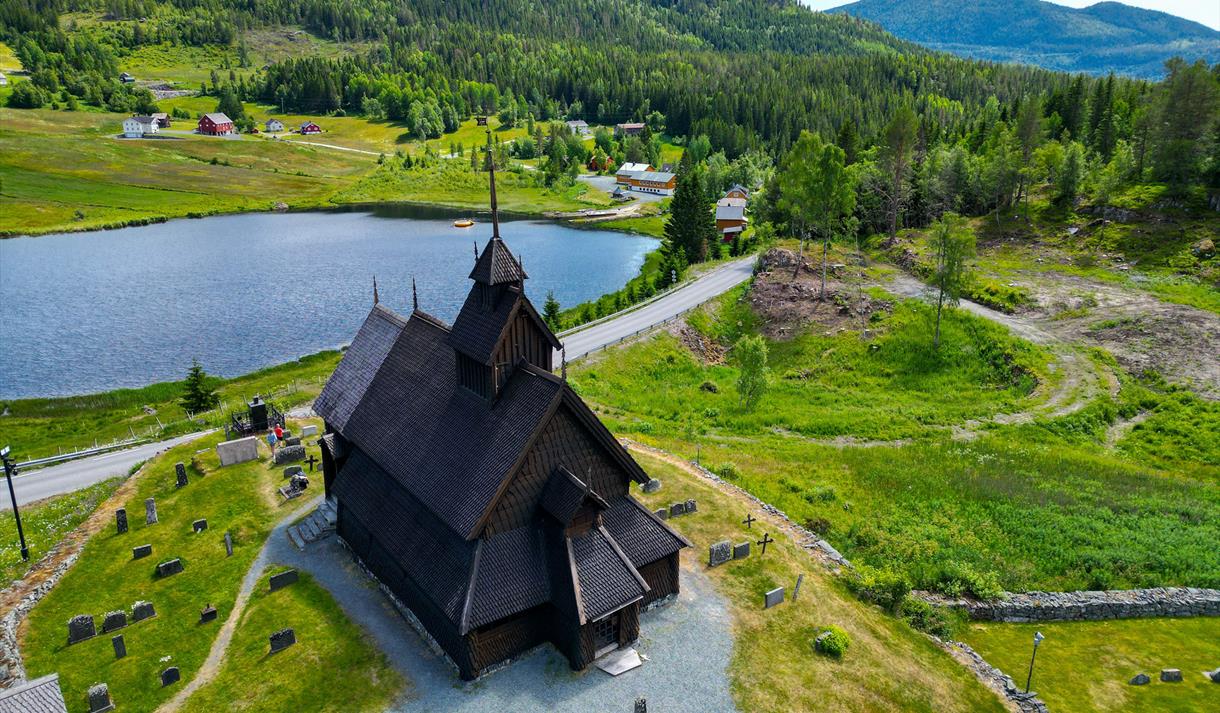 Eidsborg stavkyrkje med Eidsborgtjønna - dronebilete.