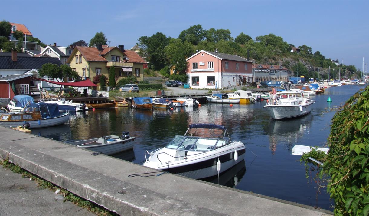 Kongshavn gjestehavn med båter, blått vann og blå himmel