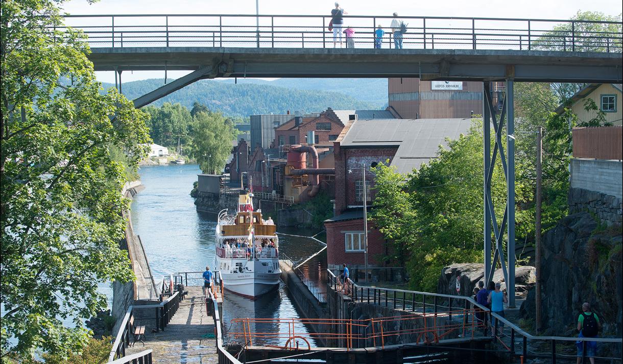 MS HENRIK IBSEN: Kanalbåten seiler inn i Ulefoss sluser.