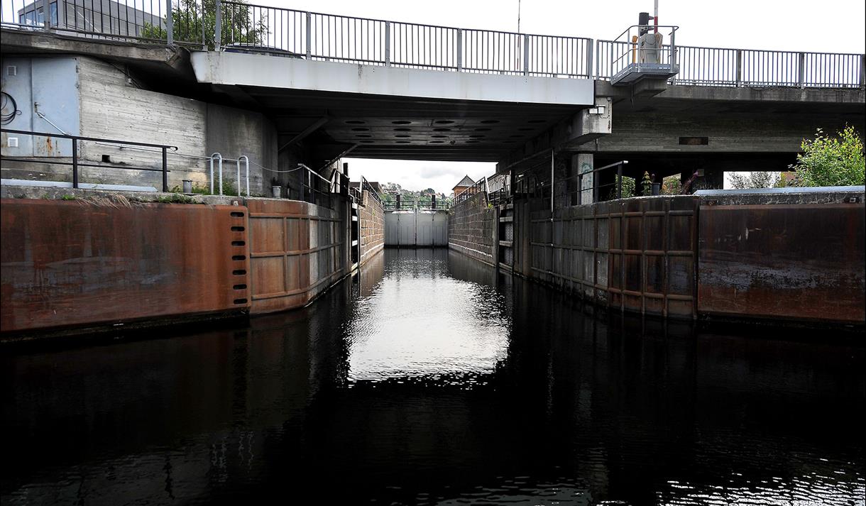INNSEILING: I Skien sluse ble de gamle treportene byttet ut med stålporter tidlig på 1980-tallet, og sluseveggene av tilhogd stein ble tettet med betong.
