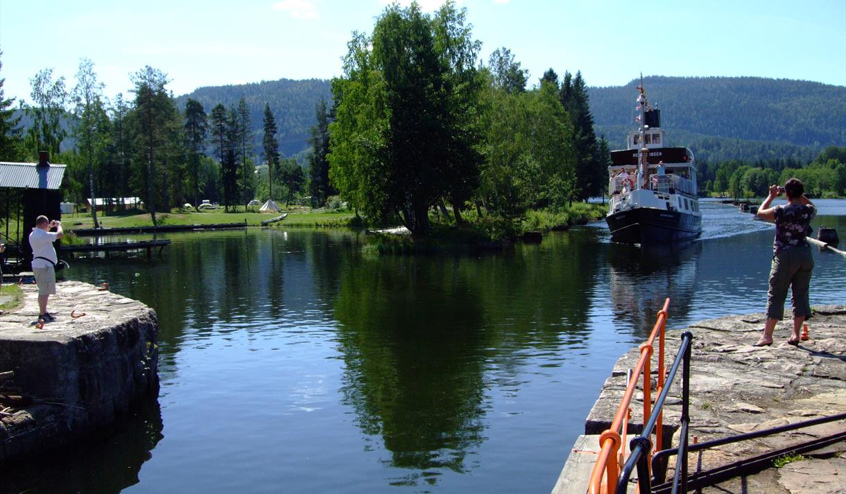 Kanalbåten Victoria ankommer Lunde sluse, Gjestehavn sees delvis i bakgrunnen.