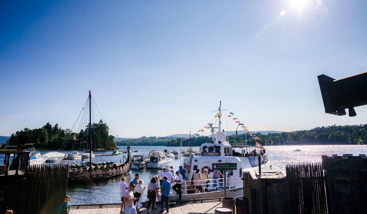 MS Telemarken ligger ved brygge på Norsjø Ferieland