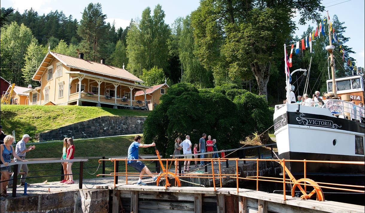 HÅNDKRAFT: MS Victoria i Vrangfoss sluser.
Sluseportene i Vrangfoss sluser åpnes og lukkes med håndkraft slik det blir gjort i alle sluseanlegga i Bandak-Norsjøkanalen.