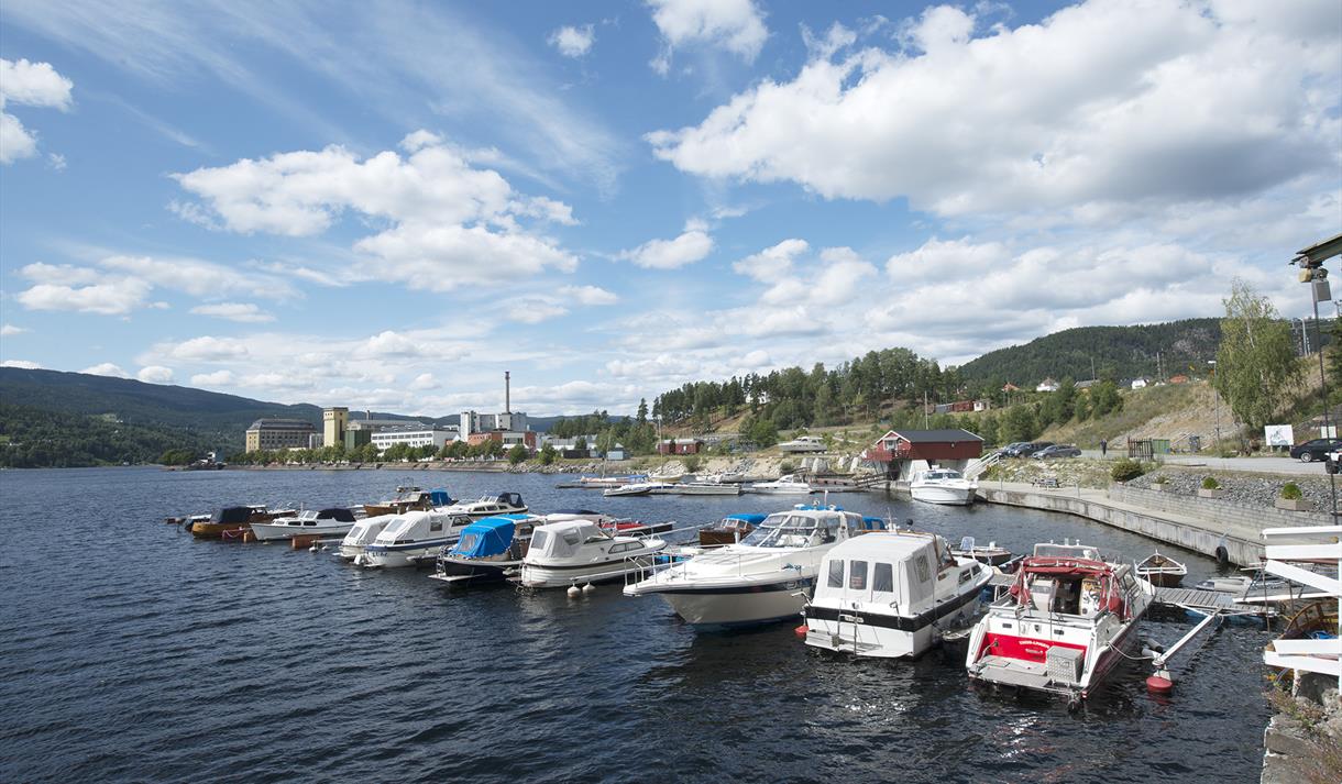 SMÅBÅTHAVN: Notodden Motorbåtforening har havna si omtrent der Jernbanebrygga lå. Jernbanebrygga var en del av Hydros område og ble til vanlig kalt Rjukanbrygga. Dette var omlastningshavn for alle varer som skulle fraktes til og fra Rjukan med jernbanen.