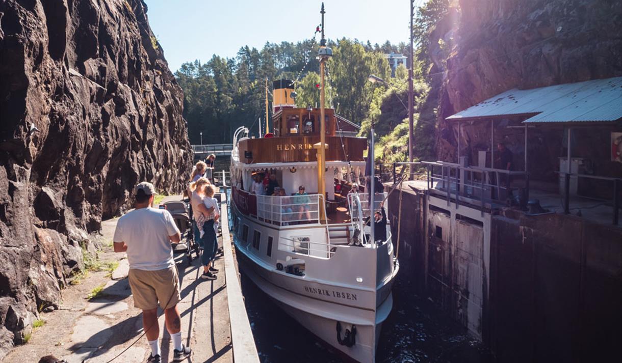 Kanalbåten Henrik Ibsen i Skien sluse