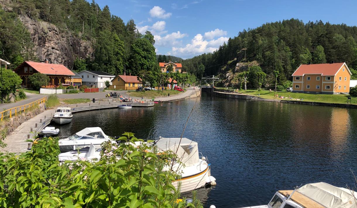 båtene ligger på Løveid gjestehavn i Skien