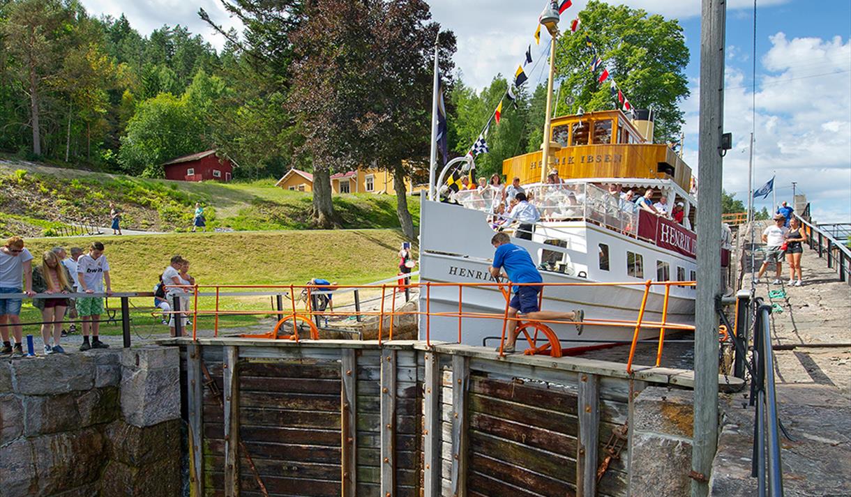 MS Henrik Ibsen i Vrangfoss sluse