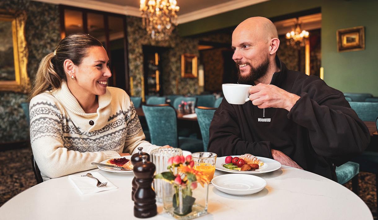 par som spiser på Brasseriet Madame Blom i Skien