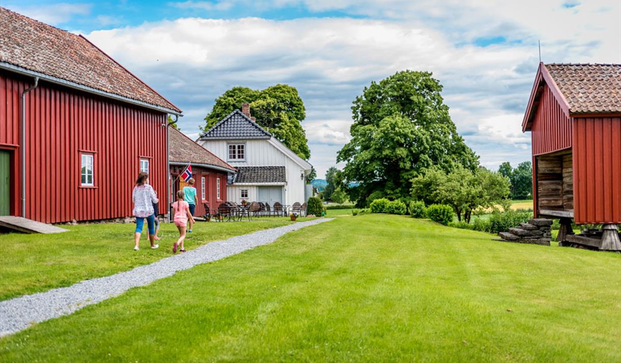 familie på Henrik Ibsen Museum Venstøp