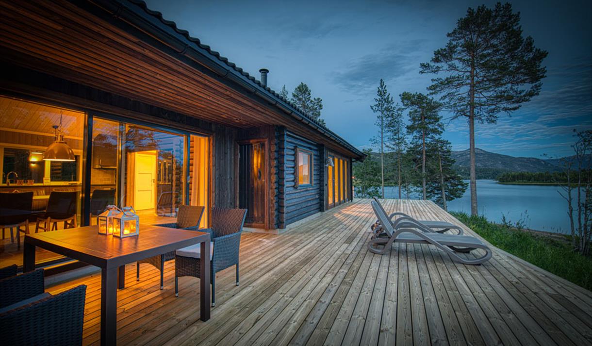 stor hytte med flott terrasse og utsikt på Vrådal Hyttegrend