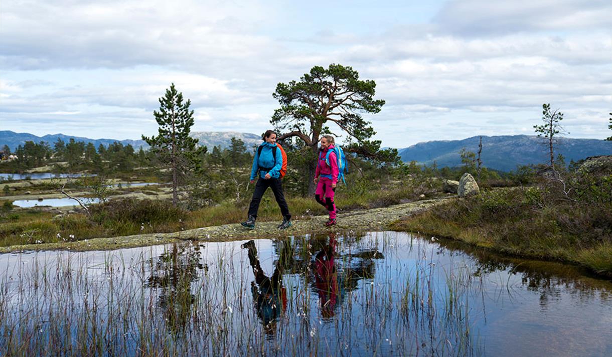 2 girls go for a walk on Hægefjell