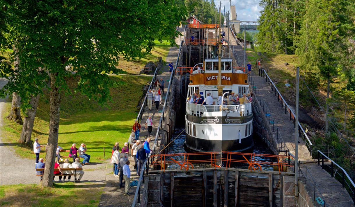 MS Victoria i Vrangfoss sluse