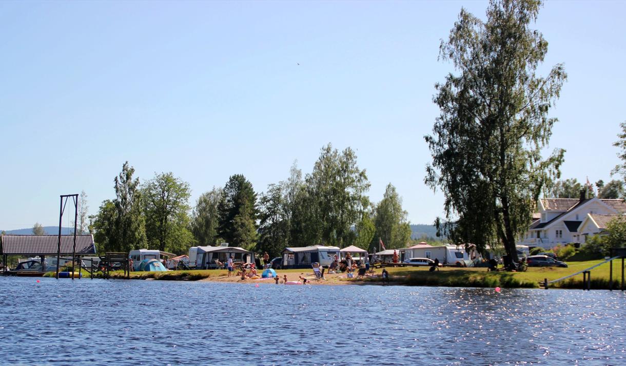 Teksten camping sett fra vannet