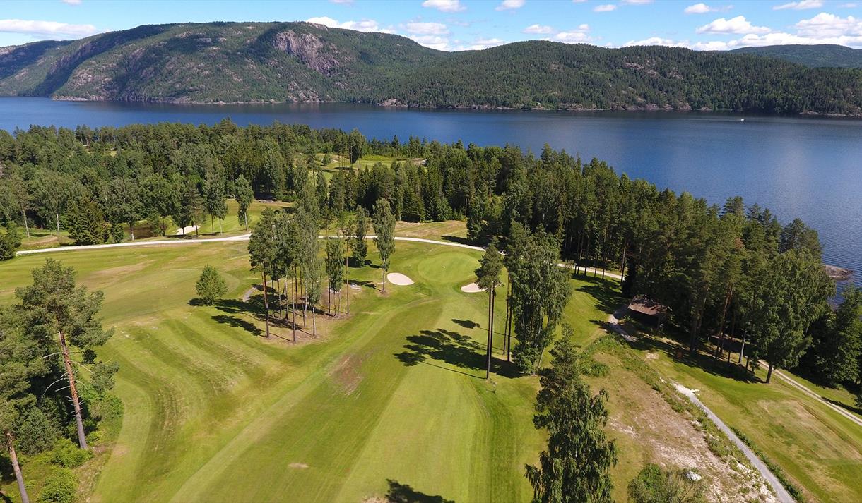 dronebilde av golfbanen