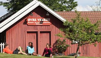 gruppe syklister som raster ved øvre verket i Ulefoss