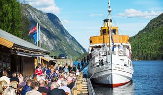 Lastein brygggekafe og MS Henrik Ibsen som ligger på brygge i Dalen