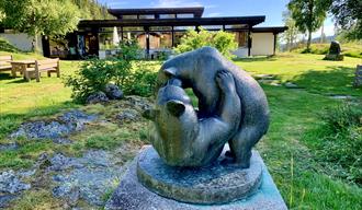 Grimdalstunet med leikande bjørnar i front, Skafså i Tokke, Vest-Telemark museum, Anne Grimdalen.