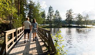 couple walks across a bridge at Tinnemyra