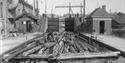 TØMMER: Bildet av Skien sluse er fra tidlig på 1900-tallet. Tømmerklubben som sluses, passer til størrelsen på slusekammeret.