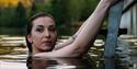 woman bathing by the sauna in the Skogens rom