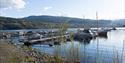 Båthavnen med masse båter, sommerstid ved Bystranda og Nesøya Marina, i Notodden. Foto