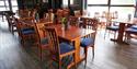 Interiørbilde fra restauranten ved Notodden Hotel midt i Notodden sentrum. Foto