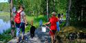 Familie med fiskeutstyr langs veien rundt Tinnemyra, Notodden. Foto