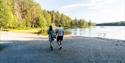 par går langs sandstrand ved Tinnemyra