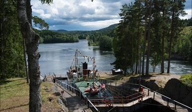 10 METER: MS Victoria i det nederste slusekammeret i Eidsfoss sluser. Sluseanlegget har to kamre, og løftehøyden er 10 meter.