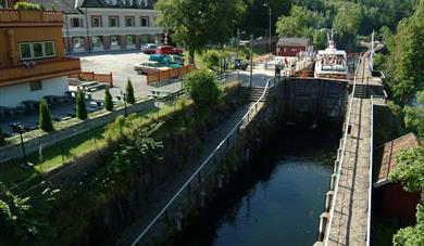 PÅ BÅTEN: Passasjerene går av og på kanalbåtene i øverste slusekammer.