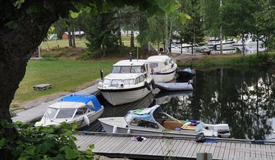 GJESTEBRYGGE: Gjestebrygga har strøm og vann for fritidsbåter.