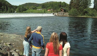 DAM: Ved Kjeldal sluse er vannfallet i bakgrunnen laget av en gummidam. Vannet holdes igjen av ei gummipølse, som er fylt med luft. Når vannet skal slippes over dammen, tømmes bare noe av lufta ut av pølsa.