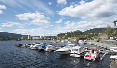 SMÅBÅTHAVN: Notodden Motorbåtforening har havna si omtrent der Jernbanebrygga lå. Jernbanebrygga var en del av Hydros område og ble til vanlig kalt Rjukanbrygga. Dette var omlastningshavn for alle varer som skulle fraktes til og fra Rjukan med jernbanen.