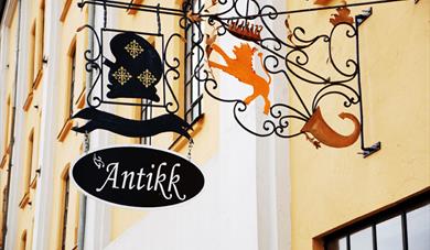 skilt der det står "Antikk"