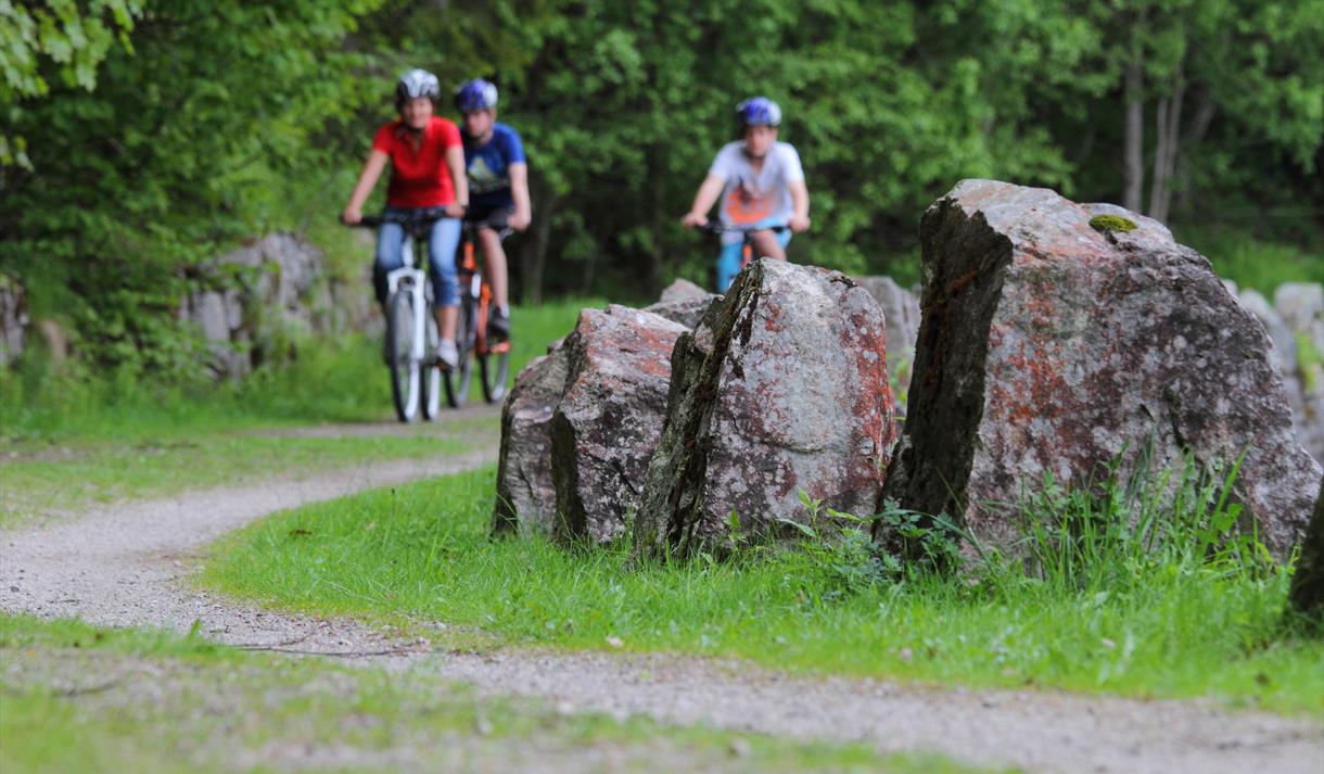 syklister sykler langs Telemarkskanalen