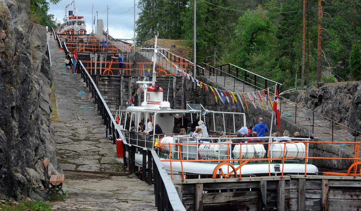 TO BÅTER: I Vrangfoss sluses det to kanalbåter samtidig i høysesongen.