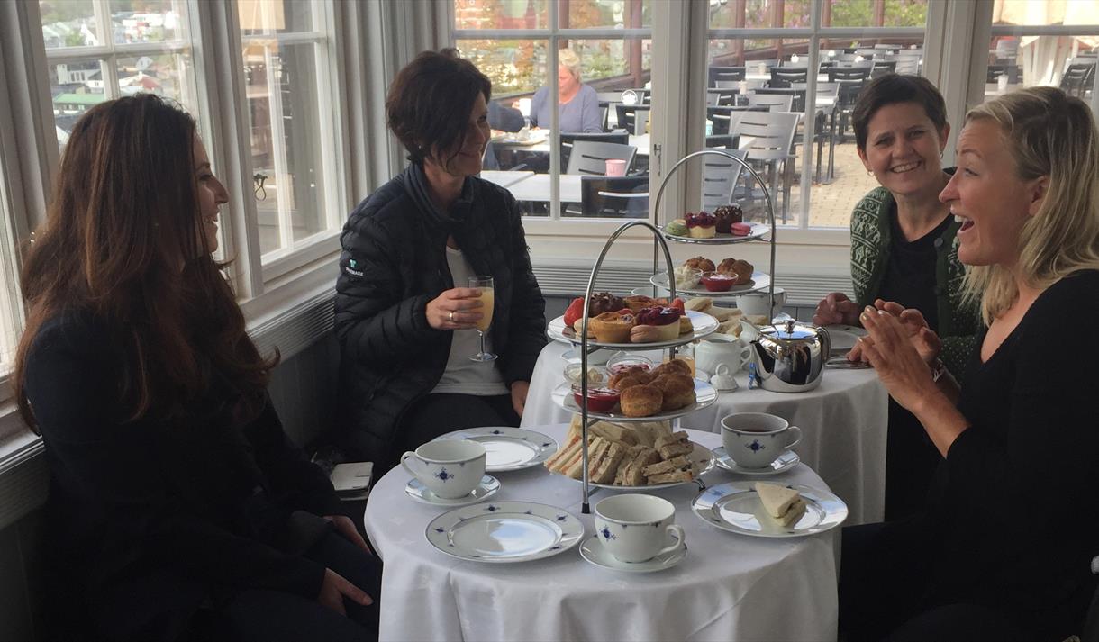 4 damer på afternoon tea i Brekkeparken kafe