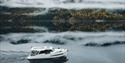 elektrisk cabincruiser fra Canak Boats Telemark kjører opp Telemarkskanalen om høsten