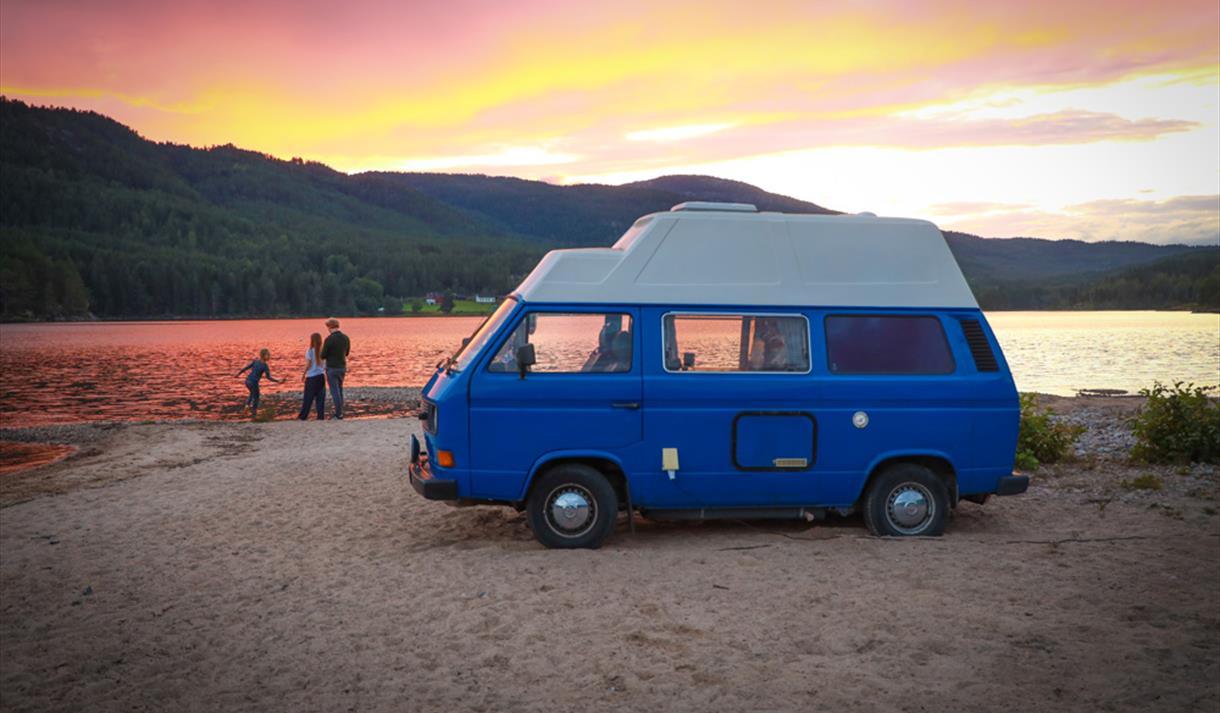 campingbil ved stranden til Kilen Camping en sommerkveld