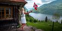 lady with a Norwegian flag next to the cabin of the Rui sisters