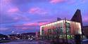 Bok & Blueshuset i solnedgang, i Notodden. Foto