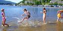 4 ungdom leker i vannet ved Bystranda og Nesøya Marina, i Notodden. Foto