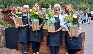 Summer hand tied bouquet workshop with Nettie of the Gorge