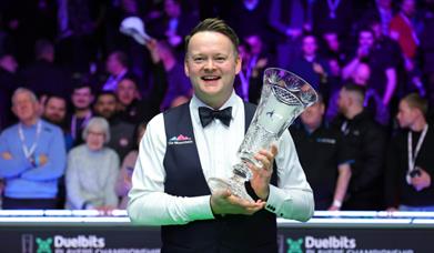 Shaun Murphy pictured holding the winners trophy
