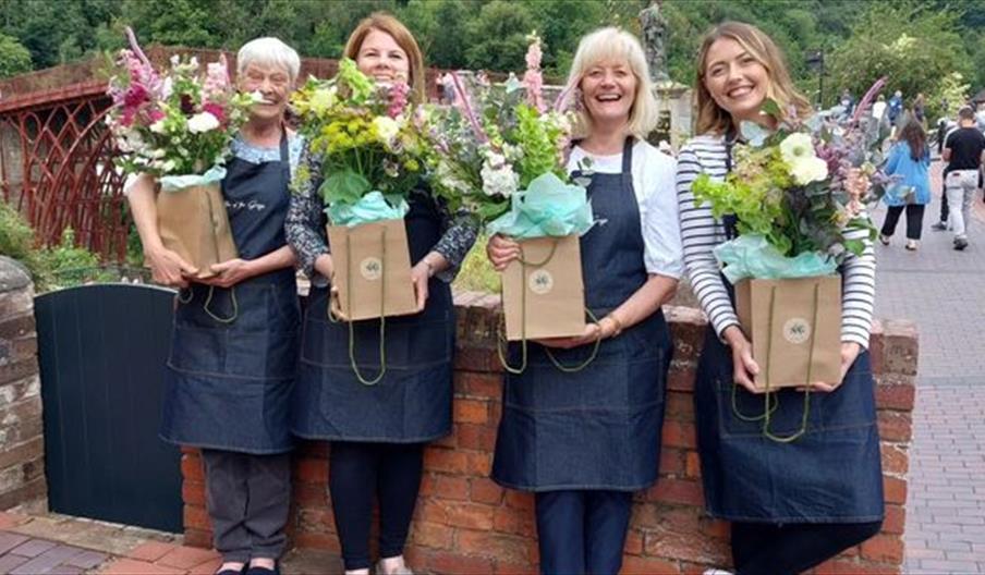 Summer hand tied bouquet workshop with Nettie of the Gorge