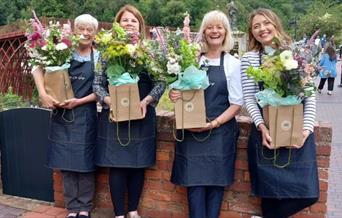 Summer hand tied bouquet workshop with Nettie of the Gorge