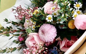 Spring hand tied bouquet workshop with Nettie of the Gorge