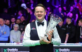 Shaun Murphy pictured holding the winners trophy
